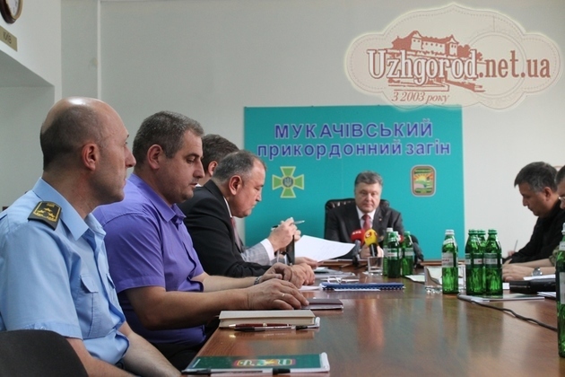 Порошенко: Нам відомі факти, коли митників ховали в багажники автомобілів під дулами автоматів і вони боялися писати заяви