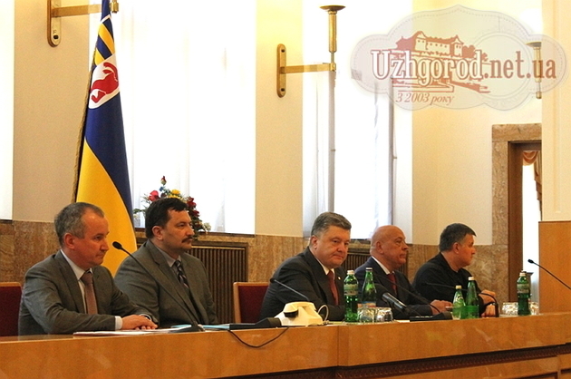 Порошенко: Ті, хто з гранатометами і кулеметами лупить в Закарпатті, - терористи і бандити! (ФОТО)