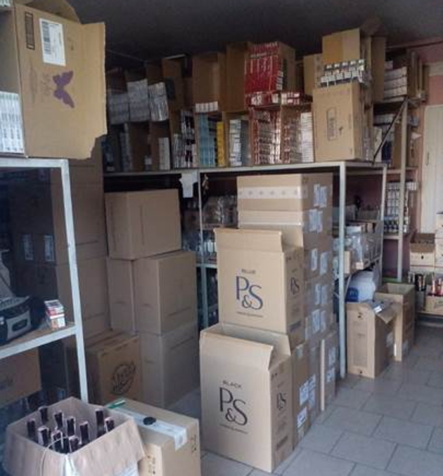 Приміщення двох супермаркетів були зверху донизу забиті сигаретами без акцизних марок!