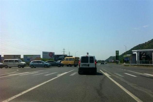На в’їзді та виїзді з мукачівських Лавок до цього часу стоять блокпости (ВІДЕО, ФОТО)
