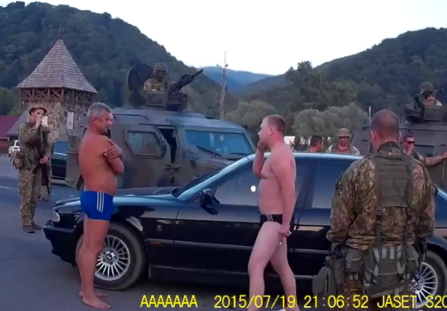 Закарпатці глумилися над військовими, показуючи середній палець!