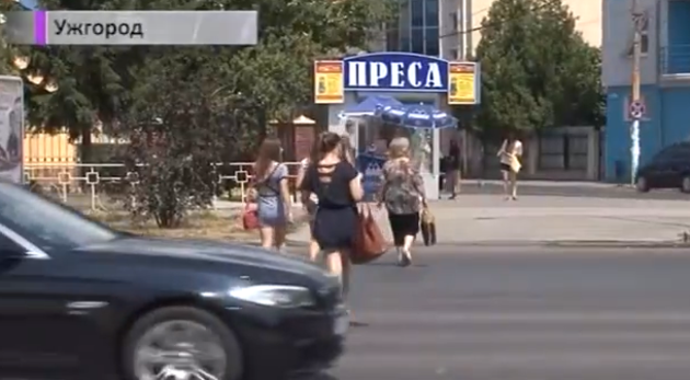 Велика куча мала людей вперемішку з автомобілями ледве не трапилася в Ужгороді (ВІДЕО)