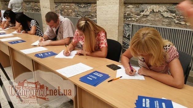 Без корупції та блату закарпатська молодь заповнює анкети на нових поліцейських (ФОТОРЕПОРТАЖ)