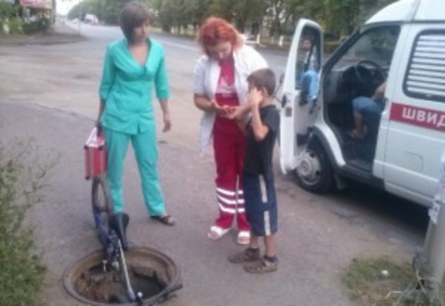 На одній з ужгородських вулиць хлопчик провалився у люк (ФОТО)