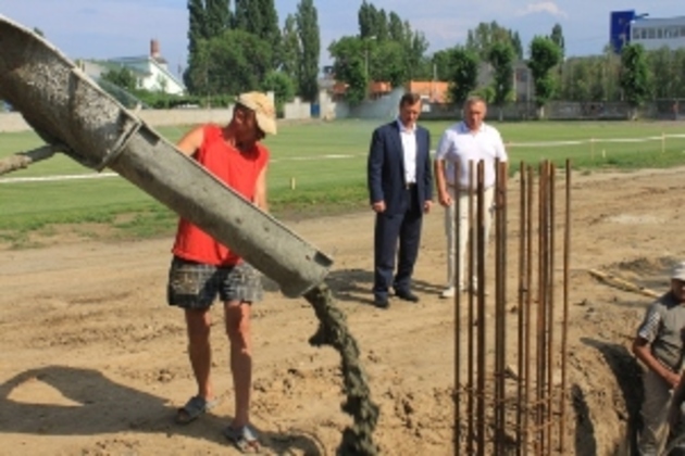 Оновлений красень-стадіон в Ужгороді незабаром збере іменитих спортсменів на показовий футбольний матч (ФОТО)