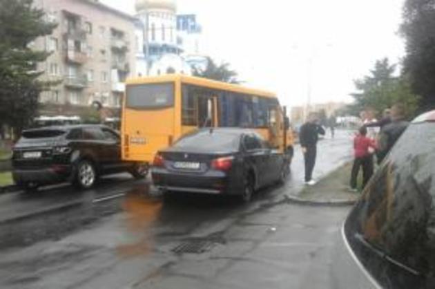 В обласному центрі не розминулися маршрутка й елітне авто (ФОТО)