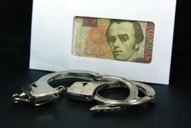 На Закарпатті на хабарі зловили липкорукого паспортиста