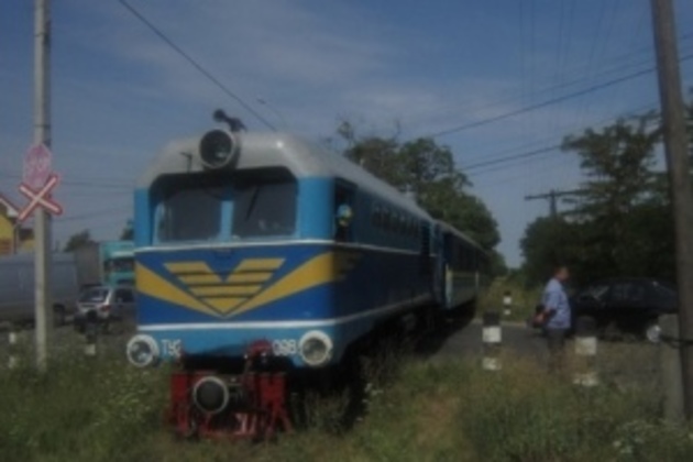 Тячівець в’їхав у поїзд, вагони якого були повні людей (ФОТО)
