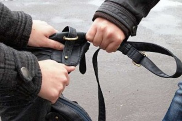 Велосипедний грабіжник у Виноградові напав щонайменше на чотирьох жінок