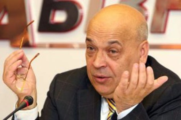Москаль ніяк не скумекає: українські руки передають цигарки на кордоні, а чиї руки ту коробку беруть? 