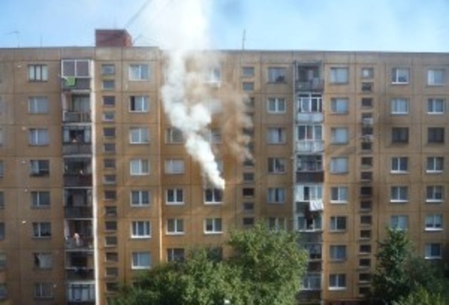 Рятувальники намагаються загасити пожежу у «спальному» районі Ужгорода (ФОТО, ВІДЕО)
