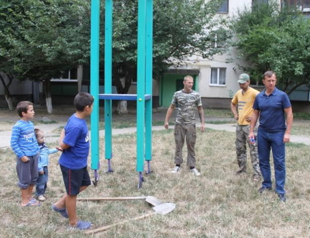 Богдан Андріїв замість обіцянок продовжує облагороджувати подвір’я ужгородців (ФОТОРЕПОРТАЖ)