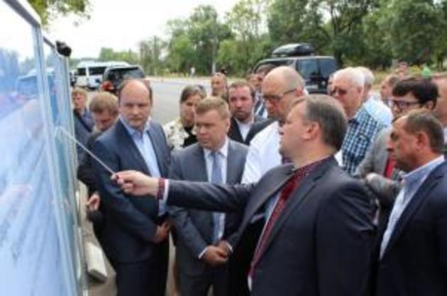 Яценюка ознайомили зі станом ремонтних робіт на дорозі Мукачево-Львів