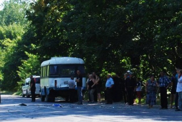 Автобус із мерцем потрапив у дорожньо-шляхову пригоду (ФОТО)