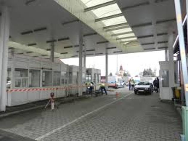 Українська жіночка виїжджала за кордон у повному бойовому спорядженні!