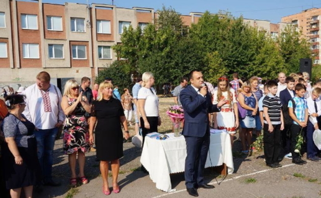 На лінійках 1 вересня в Ужгороді діти добре що не повмирали! (ФОТО)
