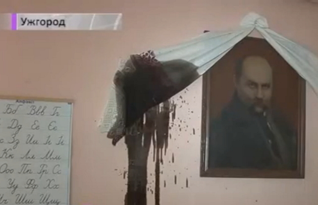 Невідомі вандали обматюкали стіни освітнього закладу й викрали документи! (ВІДЕО)