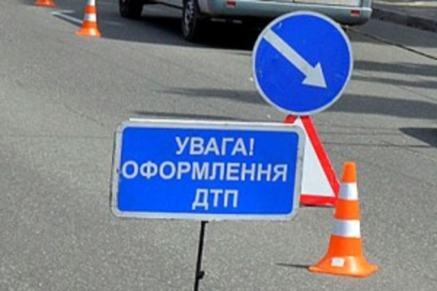 На Ужгородщині п’яний водій розтрощив машини на стоянці та покалічив людей