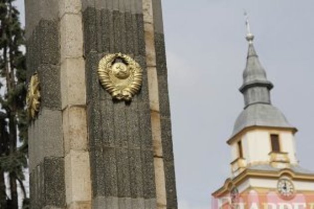 Берегово: Про те, що це Україна, нагадують лише розбиті дороги і вітчизняні продукти (ФОТОРЕПОРТАЖ)