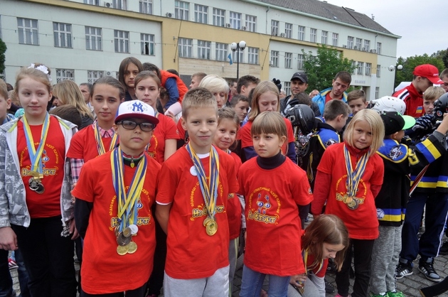 Фізкультурники Закарпаття вшанували загиблих на Донбасі хвилиною мовчання (ФОТО)