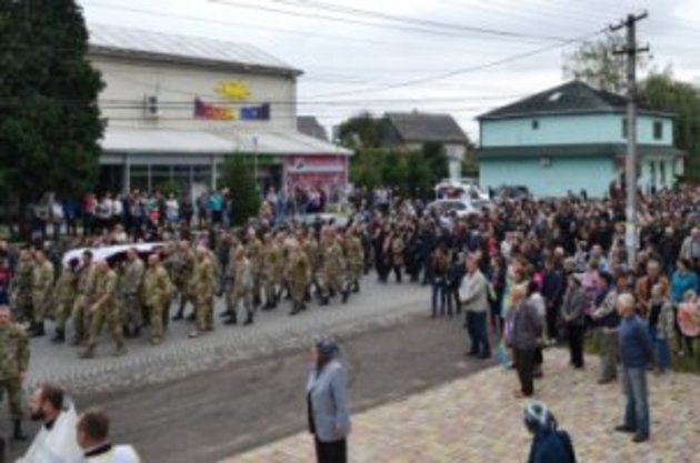 На Тячівщині загиблого Героя-добровольця поховали з усіма військовими почестями (ФОТО, ВІДЕО)