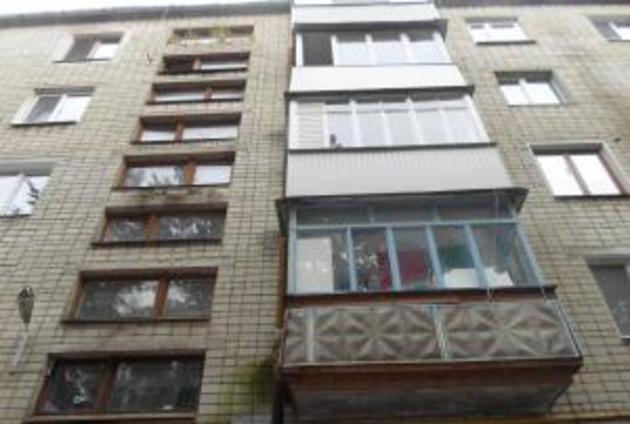 Лише крона дерева врятувала життя молодої ужгородки, яка випала з 5 поверху
