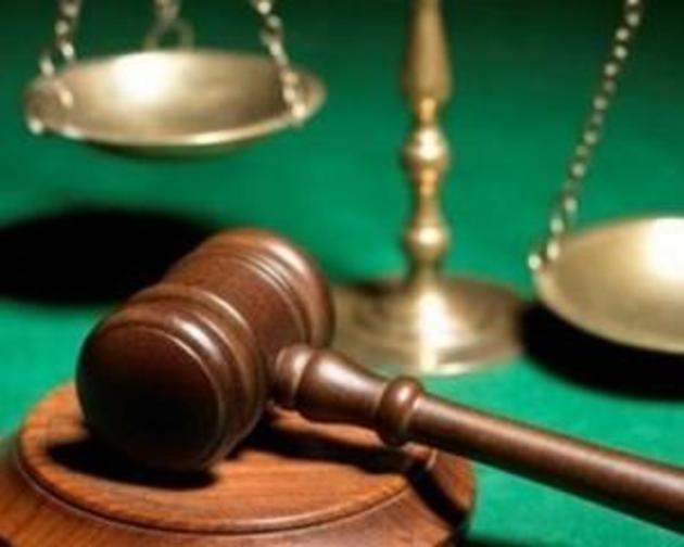 Жінка-архіваріус за гроші прискорювала оформлення необхідних довідок!