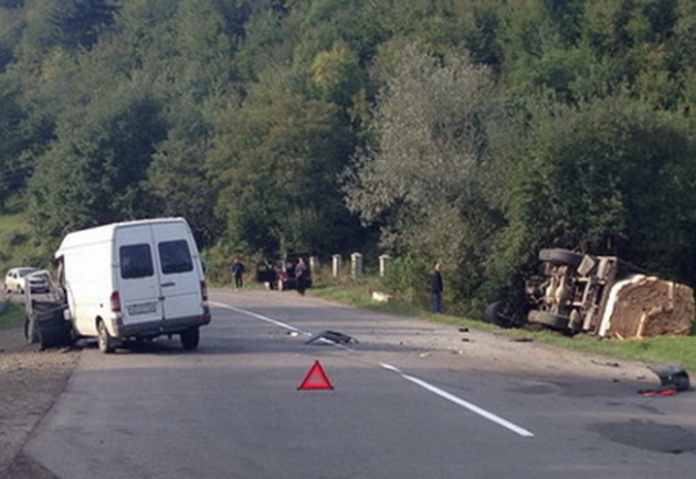 Завантажена деревиною вантажівка злетіла з дороги у Карпатах (ФОТО)