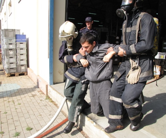 На закарпатському підприємстві ліквідовували пожежу та рятували постраждалих! (ФОТО)