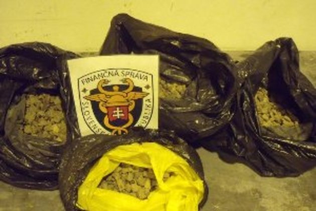 Словаки знов знайшли бурштин після «ретельної» перевірки закарпатських митників (ФОТО)
