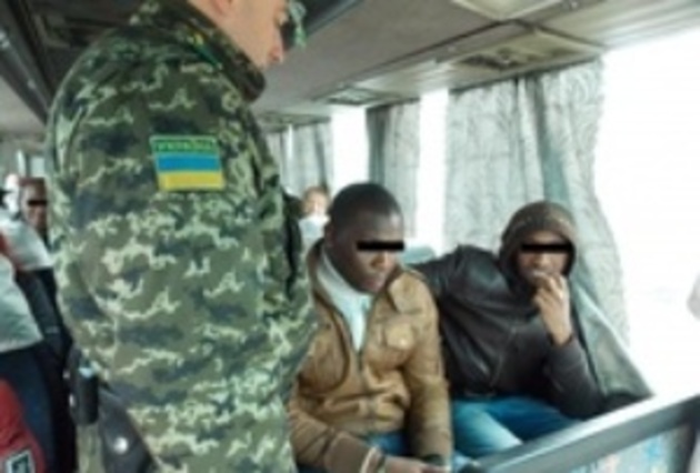 Нігерійську «футбольну команду», яка збиралася до Закарпаття, затримали прикордонники (ФОТО)