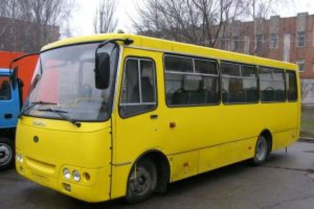 Хуліган вночі потрощив двері автобуса у  Великому Березному