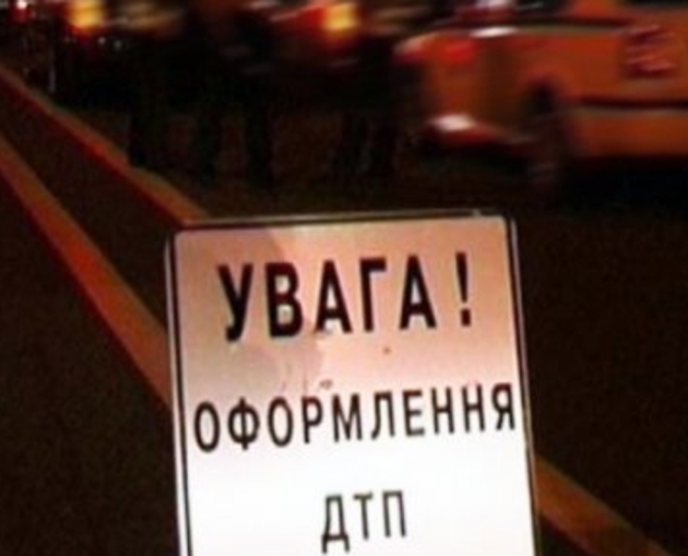 Три автівки жорстко «поцілувалися» вночі у лісовому селищі!