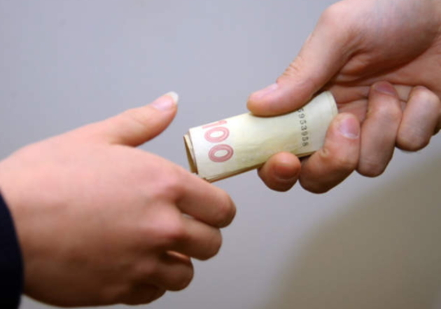 Вчителі отримали від кандидата в мери по 300 гривень!