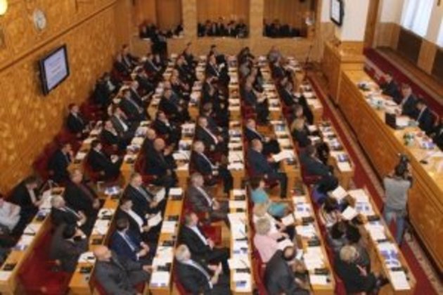 За депутатські крісла в обласній раді боротимуться 16 партій