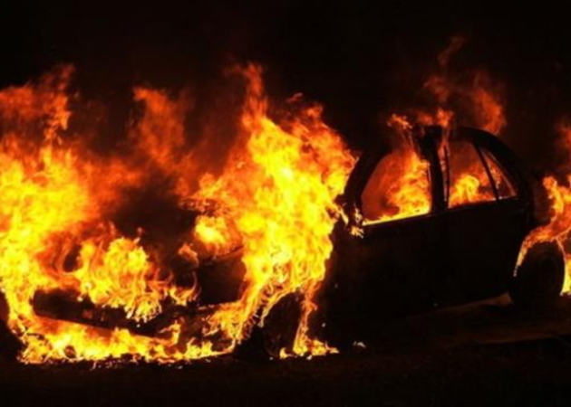 Стовп вогню освітлював нічне небо - палав крутий автомобіль