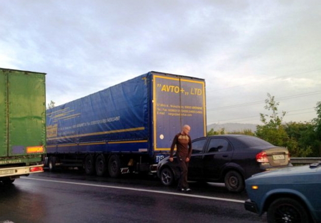 Два легковики врізалися у дві вантажівки і перетворилися на звичайний металобрухт!