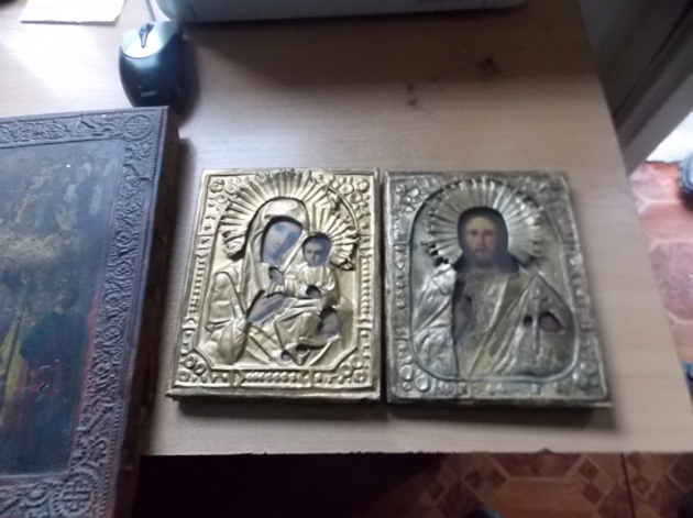 У багажнику «Форда» знайшли ікони із зображенням Ісуса Христа, Матері Божої та Святих (ФОТО)