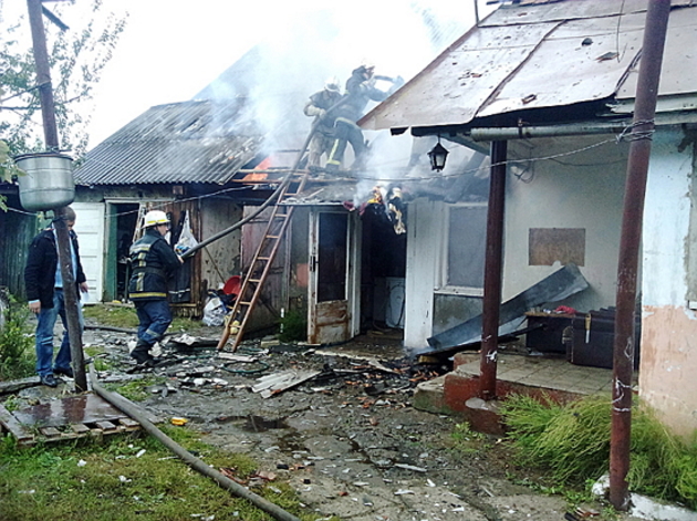 Палаюча майстерня мало не спалила приватний будинок з двома маленькими дітьми! (ФОТО)
