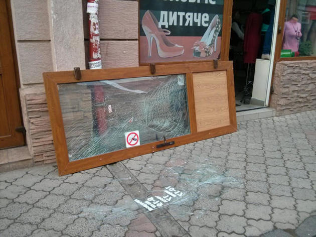 Серед білого дня двоє хуліганів побили чоловіка і трощили вітрини у центрі Ужгорода