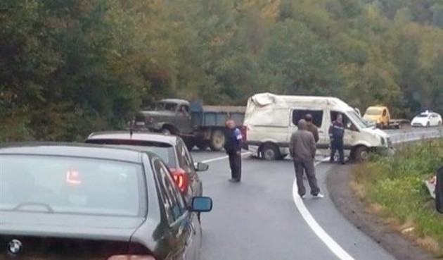 Автобус із пасажирами на шаленій швидкості злетів з дороги! (ФОТО)