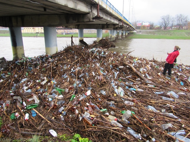 Велика вода на Закарпатті спричинила великий сміттєвий апокаліпсис! (ФОТО)