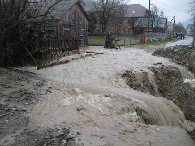 На 18 годину у воді ще 102 дворогосподарства у трьох гірських районах Закарпаття