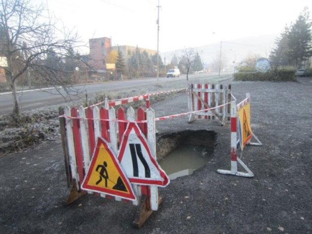 На одній з вулиць Виноградова утворилася триметрова вирва (ФОТО)