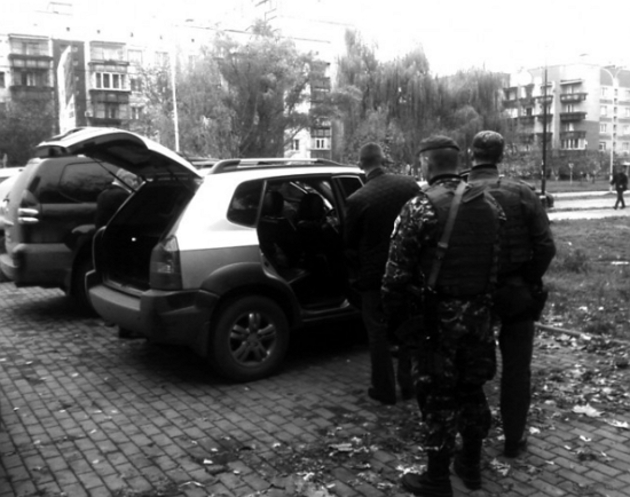 Нові поліцейські витягнули всіх із автомобіля й поклали обличчям на землю...