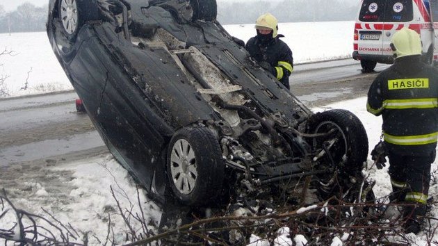Іномарка злетіла з дороги прямо в дерево, а потім ще й проїхалася на даху!