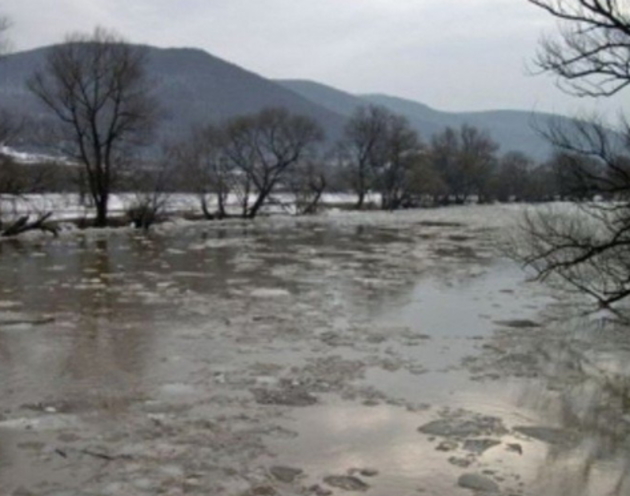 Через крижані затори вода швидко підступала до осель!
