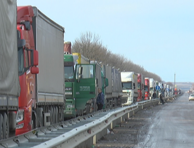Від уряду Яценюка вимагають негайно заборонити транзит російських каміонів територією України!