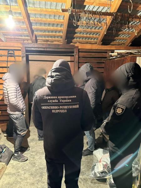 Двох «водолазів» та їхнього «інструктора» затримали поблизу кордону з Румунією