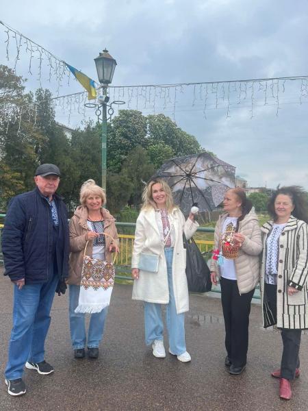«Файна вишиванка»: в Ужгороді оригінально вітали з Днем вишиванки